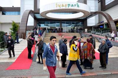 Isparta'da alışveriş merkezinin tavanı çöktü: 13 yaralı (2)