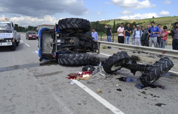 Otomobile çarpışan traktör ikiye bölündü