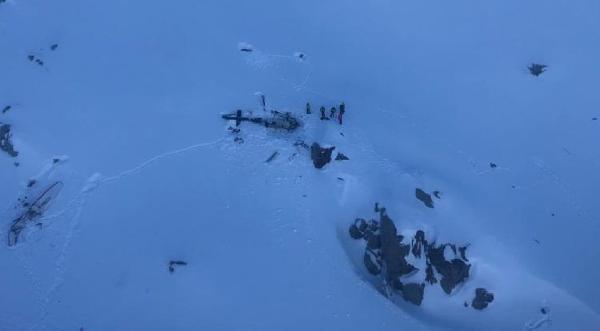 Helikopterle uçak çarpıştı: 7 ölü