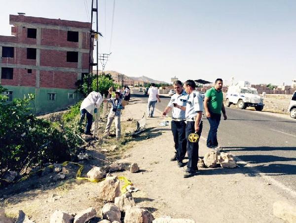 Otomobil, yol kenarında oynayan çocuklara çarptı: 1 ölü, 2 yaralı