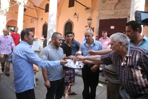 Demirel'in mevlidinde gül lokumu dağıtıldı