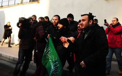 Cumhuriyet Gazetesi önünde 3 protestocuya gözaltı