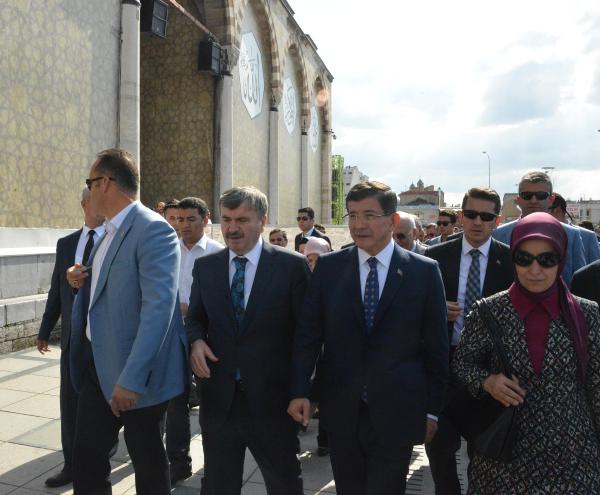Davutoğlu: Kelebekler, bize tezekkürü, tefekkürü öğretir