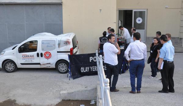 Tedavi gördüğü hastanenin çatısından atladı