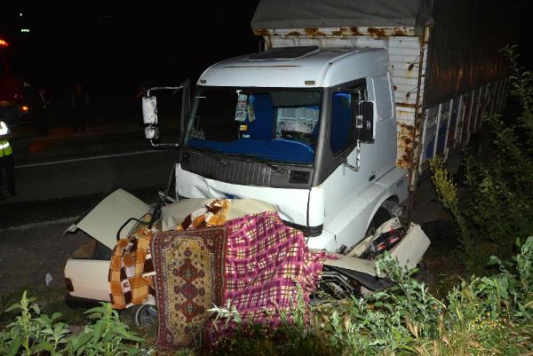Kamyon otomobili altına alıp sürükledi: 5 ölü