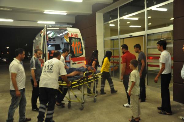 Yolda yürürken bıçakla yaralandı
