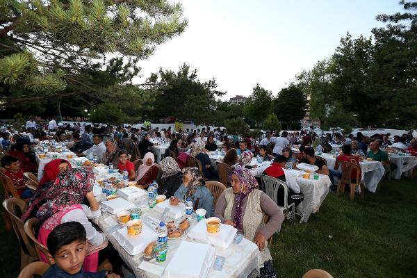 Kayseri’de öksüz ve yetimlere iftar