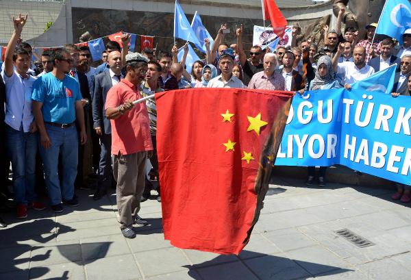 Kayseri'de Çin bayrağı yakıldı