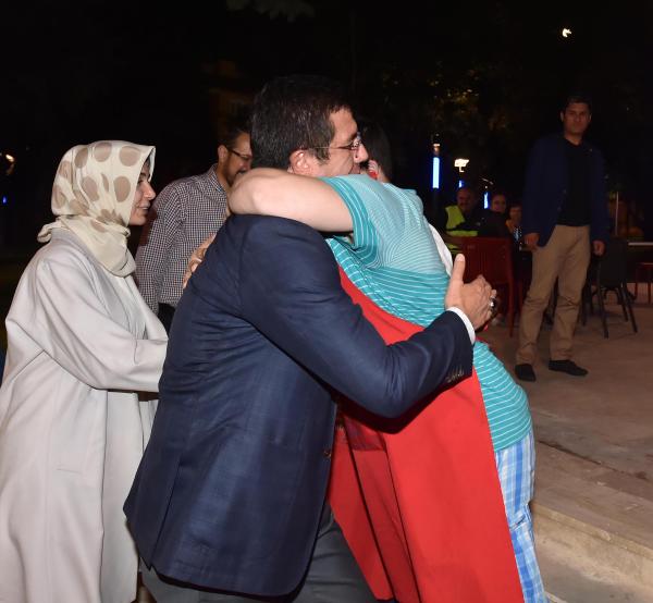 Bakan Zeybekci, Down Kafe'yi ziyaret etti
