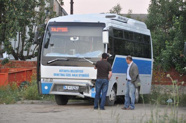 Halk otobüsünün çarptığı kamyonetteki 4 kişi yaralandı