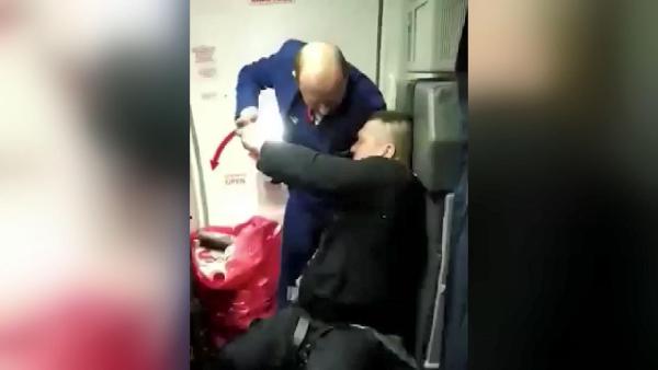 Sarhoş yolcu acil iniş yaptırdı
