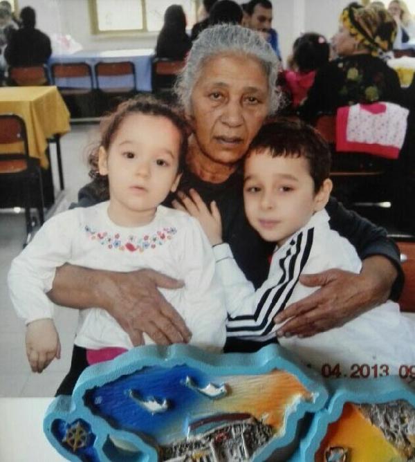Kaldırımda yürürken üzerine demir kapı düşen kadın öldü