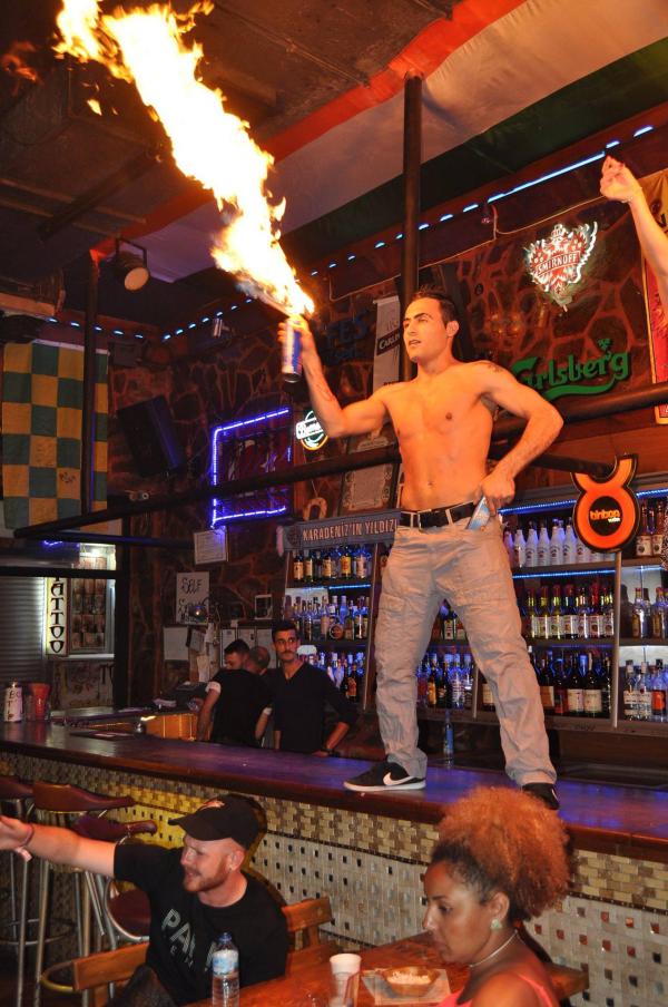 Turistler Kuşadası'nda eğlenceye doymuyor