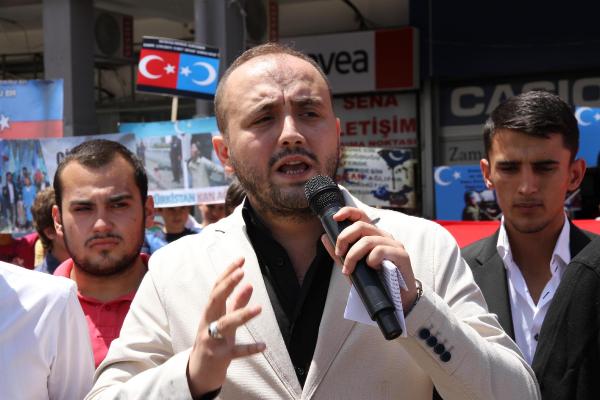 Balıkesir'deki eylemde Mao'yu astılar