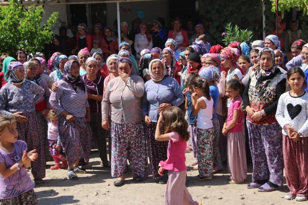 Üzerine beton sütun düşerek ölen kadın toprağa verildi