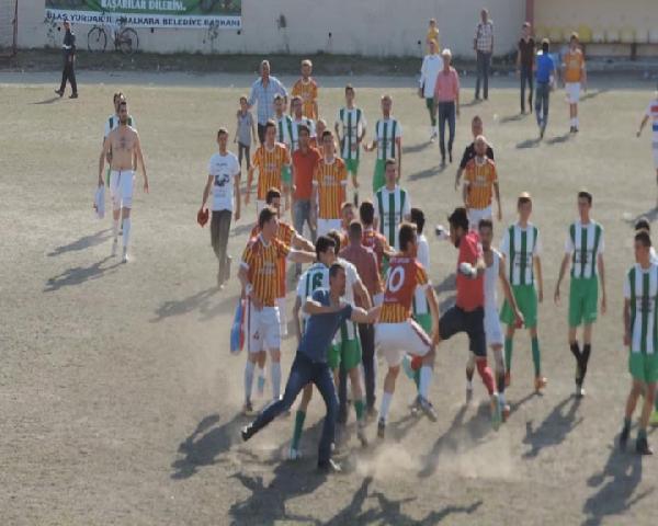 Penaltı atışları sonrası futbolcular birbirlerine tekme-tokat saldırdı