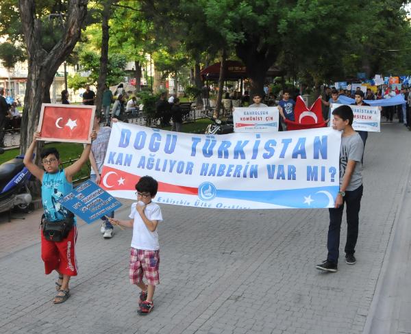 Eskişehir'de ülkücüler Doğu Türkistan için yürüdü