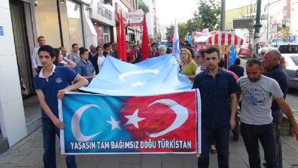 Doğu Türkistan protestoları sırasında Çin bayrağı yakıldı