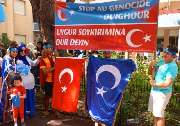 Uygur Türklerine yapılan şiddet Lyon kentinde protesto edildi