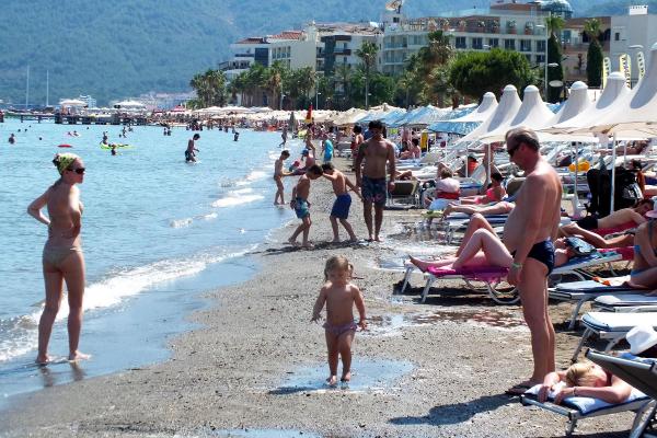 Marmaris tatilcilerin akınına uğradı