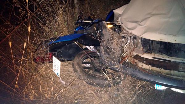 Otomobille çarpışan motosikletteki 2 genç yaralandı