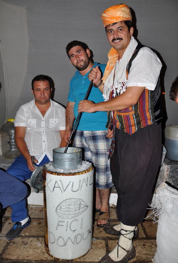 Teravih sonrası kar şerbeti ikramı