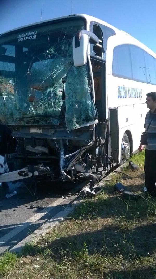 Yolcu otobüsü traktöre çarptı: 1 ölü, 2 yaralı