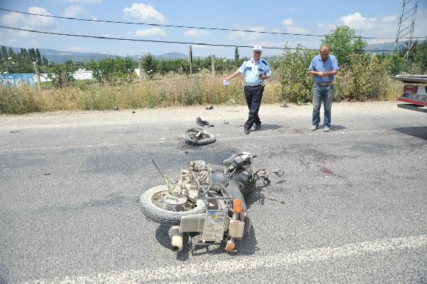 Otomobille çarpışan motosikletin sürücüsü ağır yaralandı