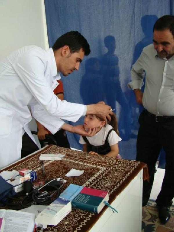 Iraklı 3 doktor, mülteci hastaları muayene ediyor