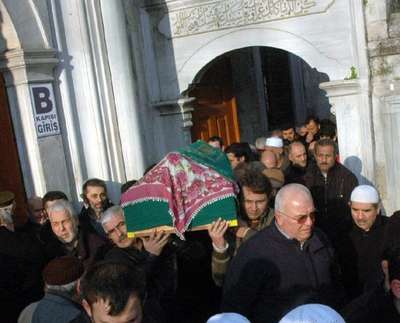 Boşanmak isteyen eşini öldürüp intihar etti