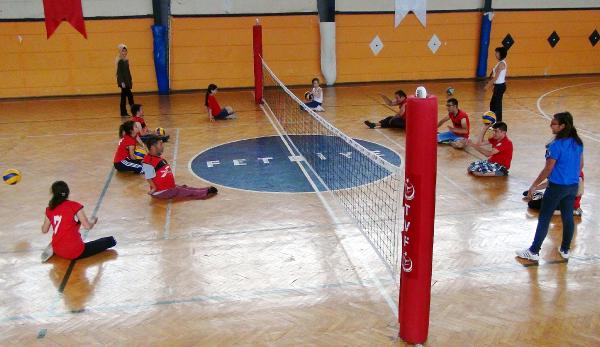 Bedensel engelliler oturarak voleybol oynuyor