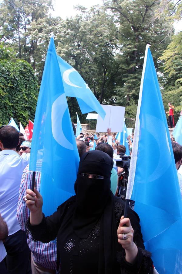 Çin Konsolosluğu önünde "Urumçi" Protestosu