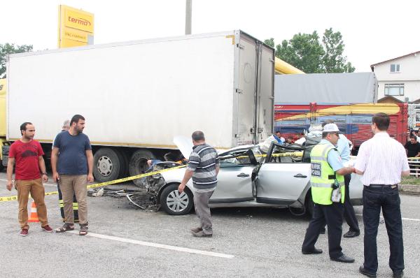 Otomobil park halindeki TIR'a çarptı: 2 ölü, 1 yaralı