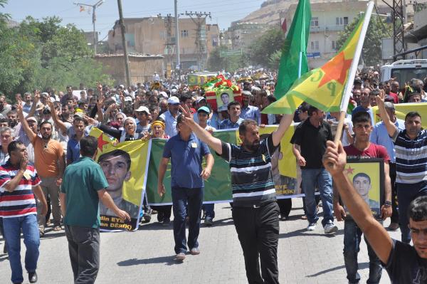 IŞİD'le girdiği çatışmada ölen YPG'li Eye, Derik'te toprağa verildi