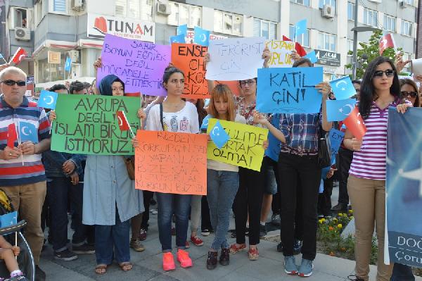 Sosyal paylaşım sitesi üzerinden  toplanan yüzlerce kişi Çin'i protesto etti