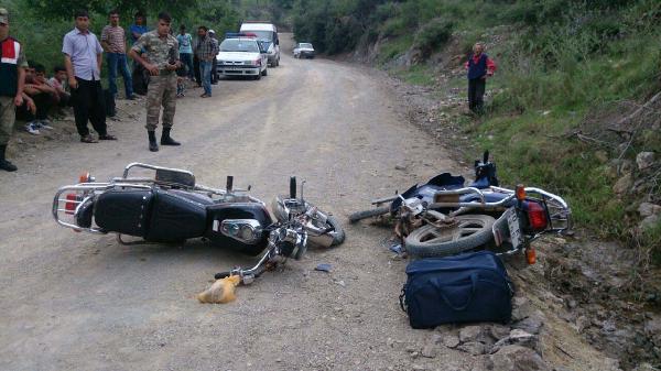 İki motosiklet çarpıştı: 3 yaralı