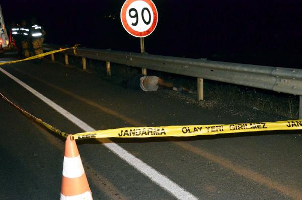 Yol kenarında erkek cesedi bulundu