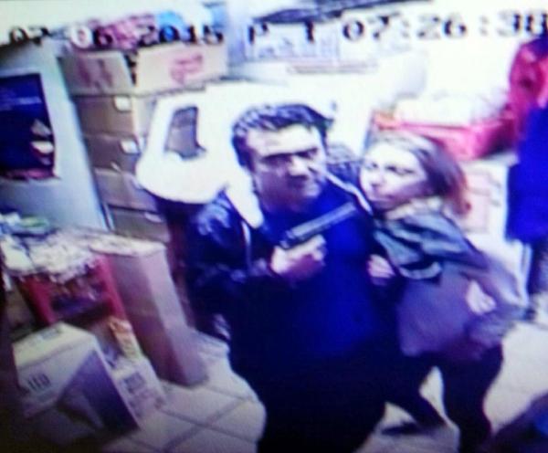 Kasiyerin başına tabanca dayayarak soymak istedi