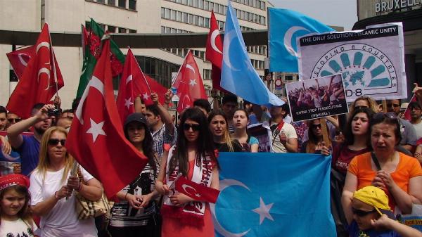 Brüksel'de Çin protesto edildi