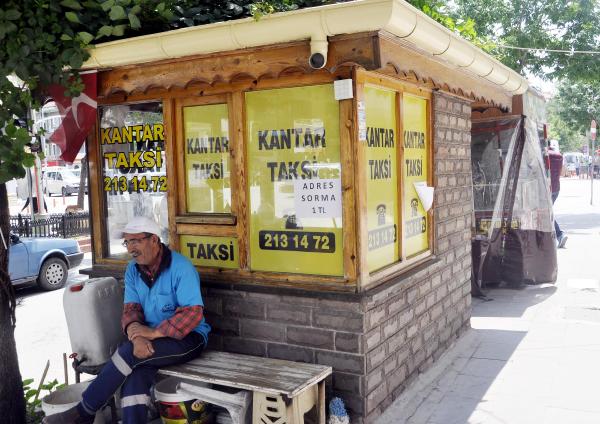 Adres sorandan aldıkları parayı ihtiyaç sahiplerine veriyorlar