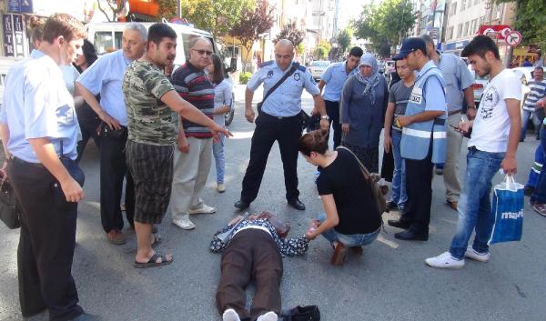 Motosikletiyle çarptığı yaşlı kadının başından ayrılmadı