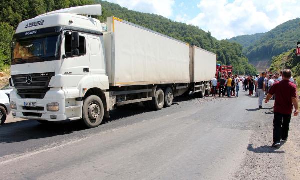 Kamyon, yol çalışmasında durdurulan TIR'a çarptı: 1 ölü
