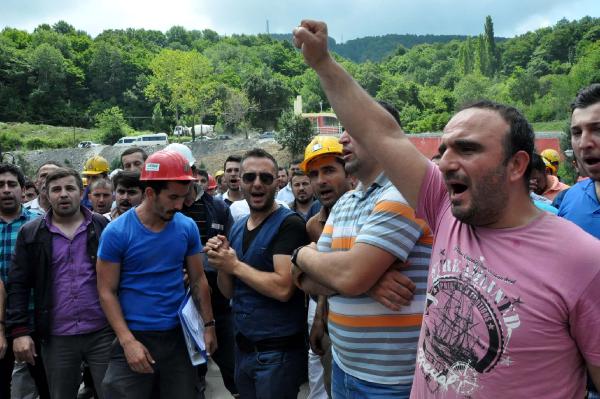 Madenci, en az iki asgari ücret için iş bıraktı