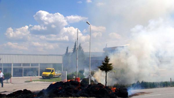 Traktör römorkundaki samanlar alev aldı