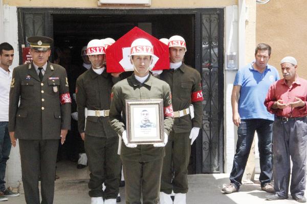 Suriye sınırında şehit olan asker memleketine uğurlanıyor (2)