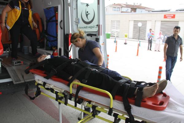 Hafif ticari araç elektrik direğine çarptı: 4 yaralı