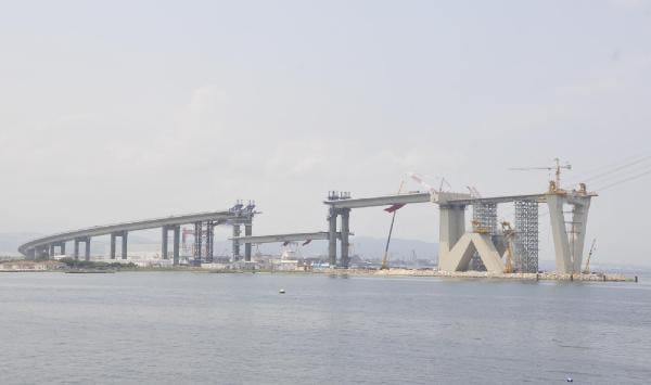 Mammoth deck mounted on İzmit Bay Bridge in Turkey
