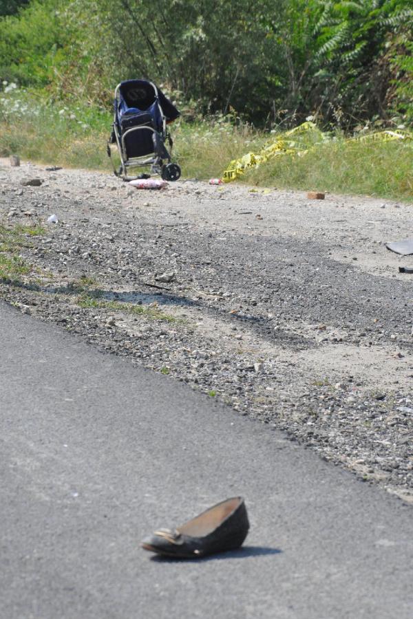 Otomobil yol kenarındaki aileye çarptı: Anne ve bebeği öldü
