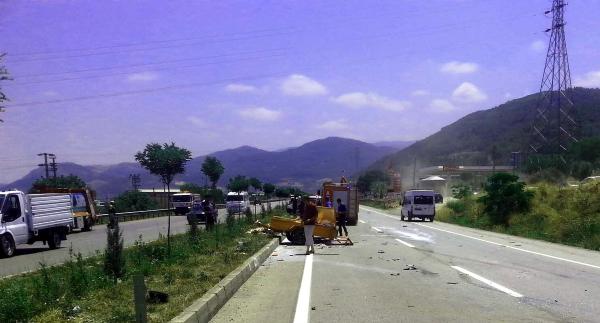 Kamyonete akaryakıt tankeri çarptı: 3 yaralı