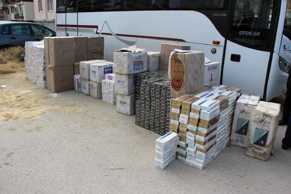 Büyükbaş hayvan taşınan TIR'da 50 bin paket kaçak sigara